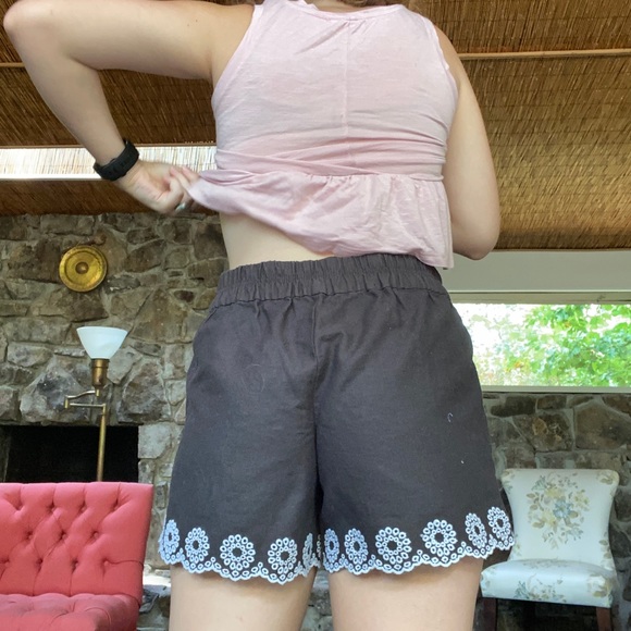 Scalloped shorts - Picture 3 of 3